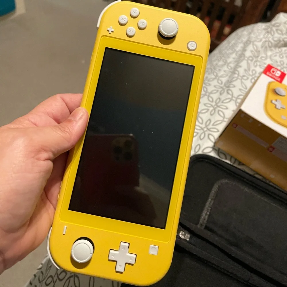 Barely used Switch Lite w game and case